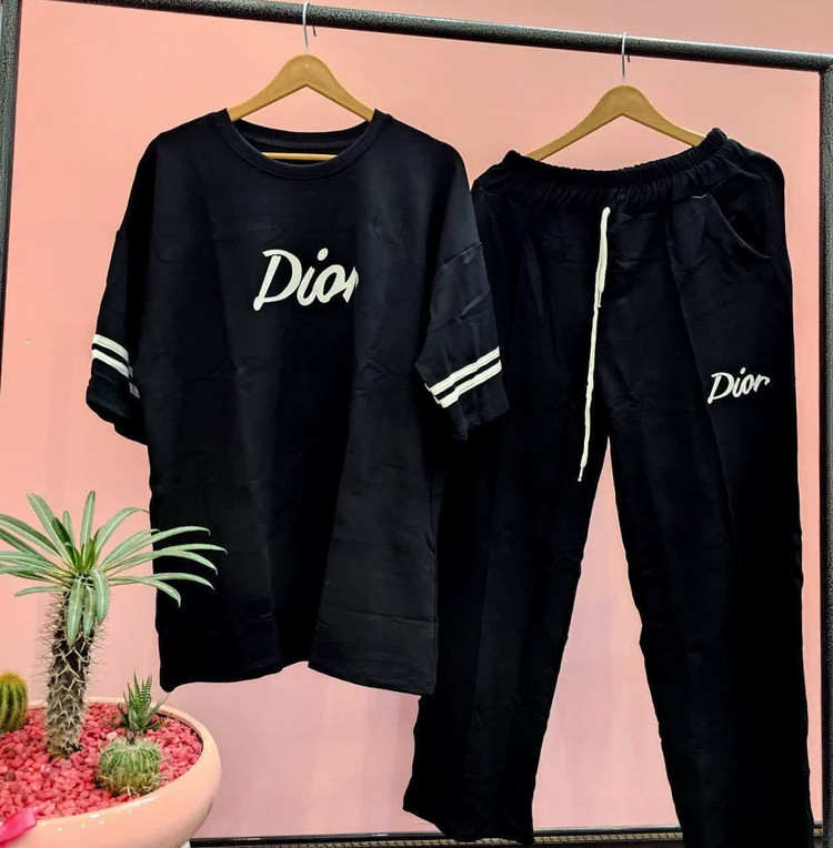 ست زنانه دخترانه تیشرت لش آستین نواری شلوار بگ جیب دار کمر کش چاپ Dior با رنگ بندی و تنخور بسیار شیک