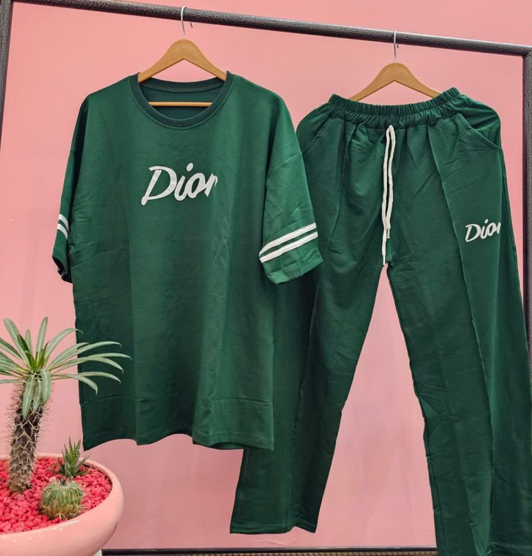 ست زنانه دخترانه تیشرت لش آستین نواری شلوار بگ جیب دار کمر کش چاپ Dior با رنگ بندی و تنخور بسیار شیک