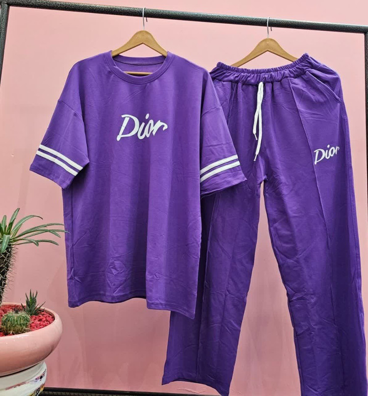ست زنانه دخترانه تیشرت لش آستین نواری شلوار بگ جیب دار کمر کش چاپ Dior با رنگ بندی و تنخور بسیار شیک