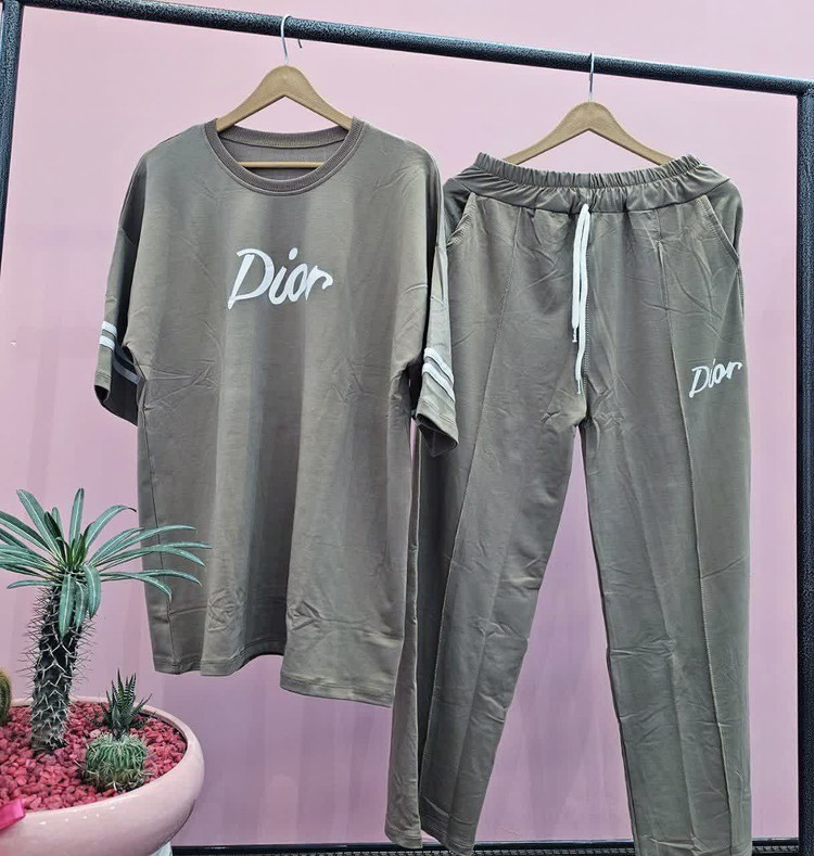 ست زنانه دخترانه تیشرت لش آستین نواری شلوار بگ جیب دار کمر کش چاپ Dior با رنگ بندی و تنخور بسیار شیک