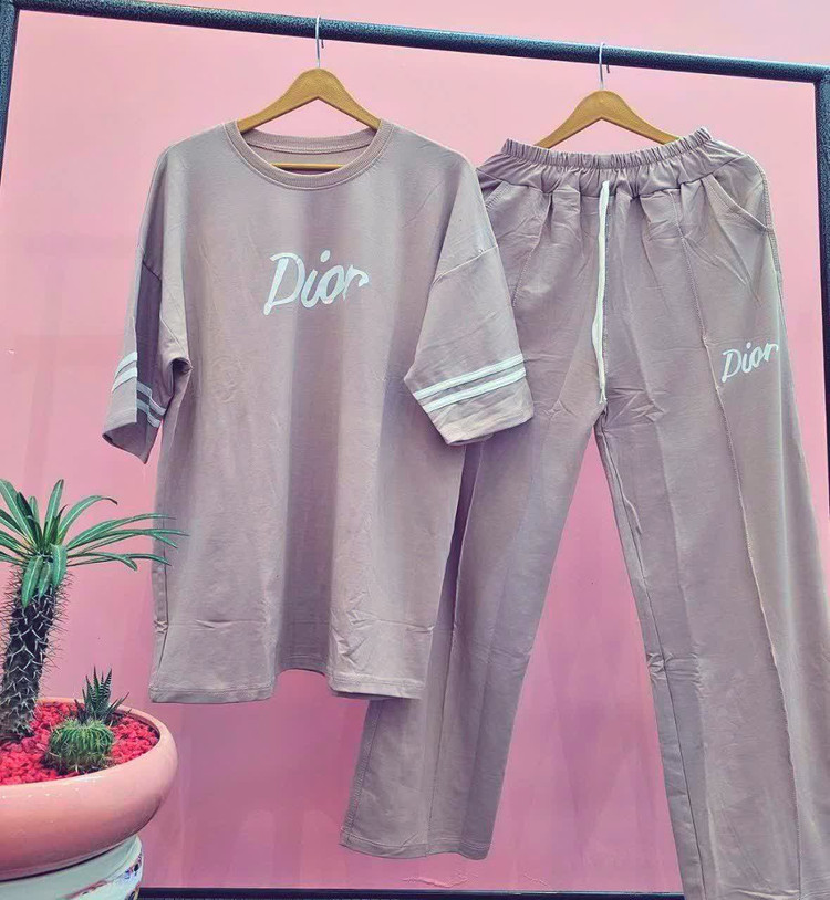ست زنانه دخترانه تیشرت لش آستین نواری شلوار بگ جیب دار کمر کش چاپ Dior با رنگ بندی و تنخور بسیار شیک