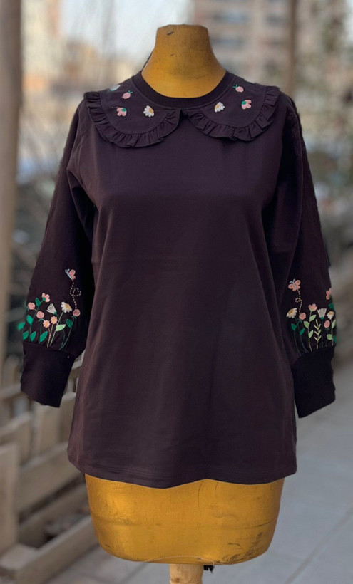 بلوز زنانه دخترانه یقه ب ب آستین بلند سه دکمه گلدوزی شده جنس نخ پنبه درجه یک با تنخور بسیار شیک
